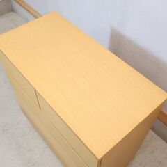 人気の無印良品(MUJI)のオーク材を使用したチェスト・4段ワイド！ナチュラルで明るい色合いが暖かな雰囲気の北欧スタイルインテリアにも♪収納力もあるので1人暮らしなどこれからの新生活に♪の画像