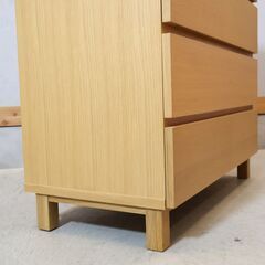 人気の無印良品(MUJI)のオーク材を使用したチェスト・4段ワイド！ナチュラルで明るい色合いが暖かな雰囲気の北欧スタイルインテリアにも♪収納力もあるので1人暮らしなどこれからの新生活に♪の画像