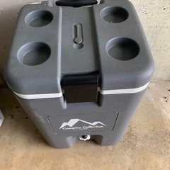 キャンプ用品冷蔵ボックスの画像