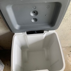 キャンプ用品冷蔵ボックスの画像