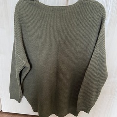 GORGE　オリーブグリーン Vネック 長袖ニットの画像