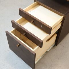 karimoku(カリモク)のユーティリティー デスクワゴンです。オーク材のナチュラルな質感とシンプルなデザインの袖机。天板が高さ調整ができるので、用途に応じて使い分けられます♪の画像