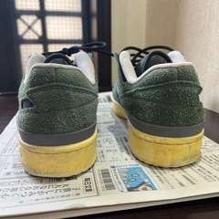 adidas グリーン スエード スニーカーの画像