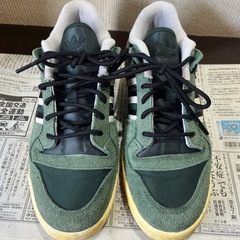adidas グリーン スエード スニーカーの画像