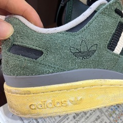 adidas グリーン スエード スニーカーの画像