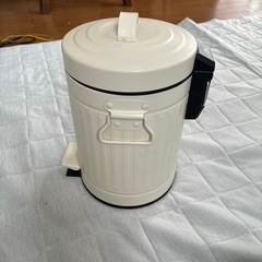 ゴミ箱　ホワイトスチール製ペダル式の画像