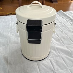 ゴミ箱　ホワイトスチール製ペダル式の画像