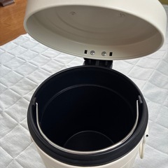 ゴミ箱　ホワイトスチール製ペダル式の画像