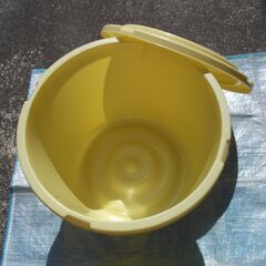 漬け物樽と石のセットの画像