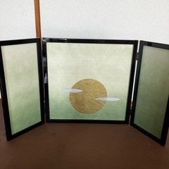 五月人形 兜飾り 
台座付き の画像