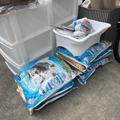 いろいろ(トルソー 猫用品 　組み立てたら爪研ぎになるかわいいやつ4千円相当 　猫トイレ砂新品6袋くらい 　猫のトイレ 　猫のキャットタワー3万円相当のやう ポータブルガスコンロ 滑らないハンガー 鍋とか 3段の収納ケース 無印の人気の麻袋のバッグ)
の画像