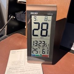 セイコークロック 置き時計 目覚まし時計 掛け時計 電波 デジタル 日めくりカレンダー 温度湿度表示 茶メタリック 本体サイズ:24.2×10.5×2.5cm SQ431Bの画像