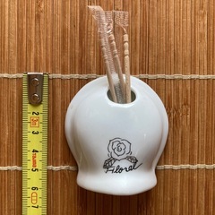 スズランの花柄の爪楊枝入れの画像