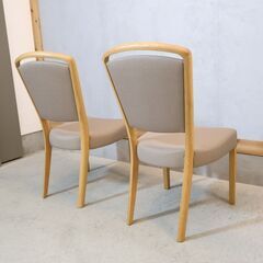 karimoku(カリモク家具)のダイニングチェアー 2脚セット。シンプルで柔らかなフォルムの食堂椅子はオーク材の温かみが感じられる北欧スタイルのデザイン。便利な手掛け付きで出し入れしやすいのも魅力♪の画像