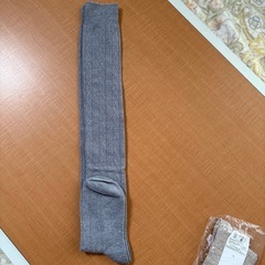 新品ニーハイソックス（グレー）、ハイソックス（ベージュ）1足¥80の画像