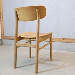 人気の無印良品(MUJI)のオーク材を使用したラウンドチェアです！シンプルでナチュラルなデザインの木製椅子。曲線的で柔らかな印象のダイニングチェアは寝室やリビングなど様々な場所で活躍してくれます♪の画像