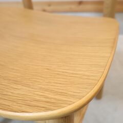 人気の無印良品(MUJI)のオーク材を使用したラウンドチェアです！シンプルでナチュラルなデザインの木製椅子。曲線的で柔らかな印象のダイニングチェアは寝室やリビングなど様々な場所で活躍してくれます♪の画像
