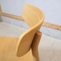 人気の無印良品(MUJI)のオーク材を使用したラウンドチェアです！シンプルでナチュラルなデザインの木製椅子。曲線的で柔らかな印象のダイニングチェアは寝室やリビングなど様々な場所で活躍してくれます♪の画像