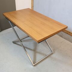 北欧デンマークのブランドBoConcept(ボーコンセプト)のRUBI(ルビ)アジャスターテーブル。スタイリッシュなエクステンションテーブルは高さ調整可能でリビングでもダイニングにも。 の画像