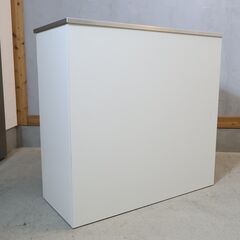 DAIMARU(家具の大丸)のノート89 間仕切りカウンターです。空間を仕切れるナチュラルモダンなキッチン収納。ホワイトの明るいカラーとシャープなステンレス天板が魅力のカウンター収納です♪の画像