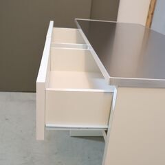 DAIMARU(家具の大丸)のノート89 間仕切りカウンターです。空間を仕切れるナチュラルモダンなキッチン収納。ホワイトの明るいカラーとシャープなステンレス天板が魅力のカウンター収納です♪の画像