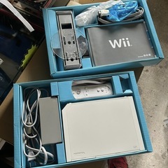 Wii 本体+ ハンドル2つ+ソフト3枚+Wiiリモコン ヌンチャク黒 追加　セットの画像