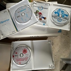 Wii 本体+ ハンドル2つ+ソフト3枚+Wiiリモコン ヌンチャク黒 追加　セットの画像