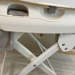 ベビー用ハイチェア グレーとホワイトの画像