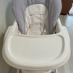 ベビー用ハイチェア グレーとホワイトの画像