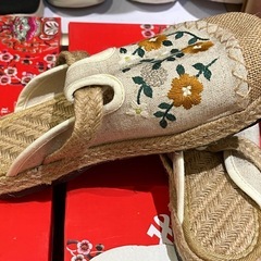 花柄刺繍スリッポンシューズ ベージュ 新品 23cmの画像