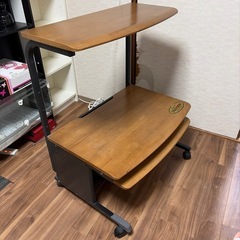 【至急】ELECOMののpcローデスクの画像