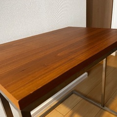 木製サイドテーブルの画像