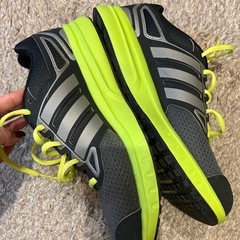 adidasランニングシューズの画像