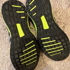adidasランニングシューズの画像