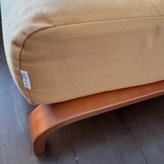 オレンジ色のオットマン　スツール　の画像