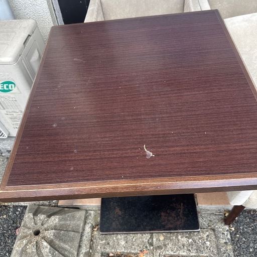 テーブルとイスてです