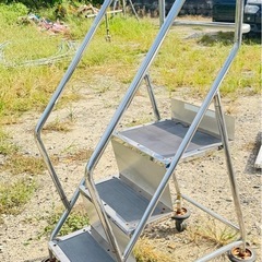 直接引き取り限定 ストップペダル付き　ストッパー付き　
作業用踏み台 キャスター付き ローリングラダー 手すり付き スチール製 3段式 台車 手押し ハンドトラックの画像