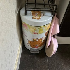 トイレットペーパーホルダー、ゴミ箱の画像