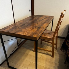 木目テーブル　の画像