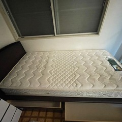 冷蔵庫、洗濯機、メットレス、引き出しがあるシングルベッドの画像