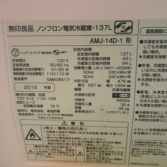 冷蔵庫、洗濯機、メットレス、引き出しがあるシングルベッドの画像