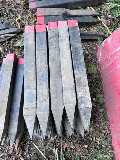道路　土地境界杭　備品　赤黒樹脂製　未使用品　30個