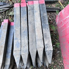 道路　土地境界杭　備品　赤黒樹脂製　未使用品　30個の画像