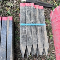 道路　土地境界杭　備品　赤黒樹脂製　未使用品　30個の画像