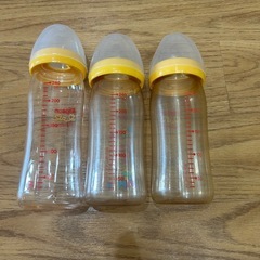哺乳瓶、消毒グッズ、母乳保存バッグなどの画像