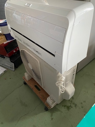 ○東102 TOSHIBA エアコン RAS-F221RKS(W) 2019年製 東芝 背板月 リモコンあり 説明書付き