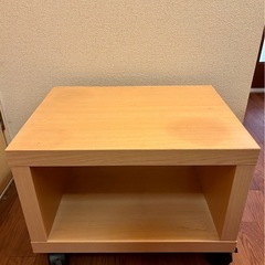 キャスター付き木製テレビ台の画像