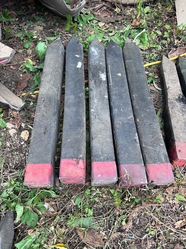道路　土地境界杭　備品　赤黒樹脂製　中古品　5個 太