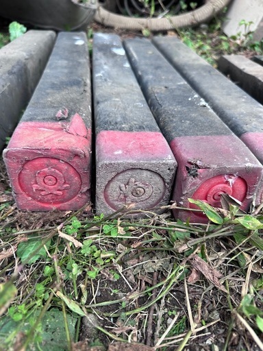 道路　土地境界杭　備品　赤黒樹脂製　中古品　5個 太