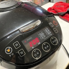 I2509-509 ニトリ マイコン炊飯ジャー リズ BK 2021年製 通電確認済み 5.5合炊き 中古の画像